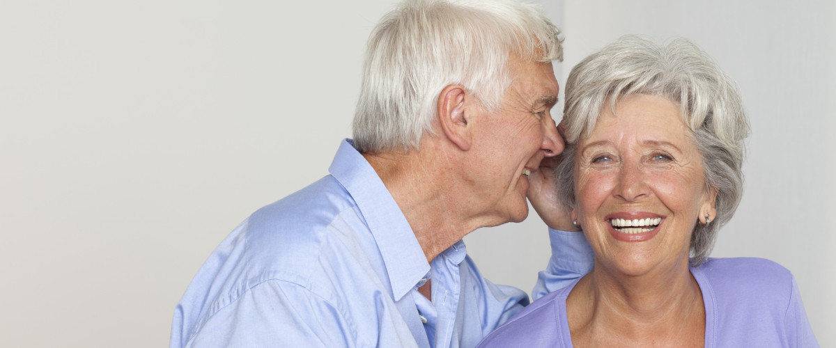 Moderno, difficile da udire, piccolo apparecchio acustico, Donna, 55, 60  anni, perdita dell'udito, Germania Foto stock - Alamy